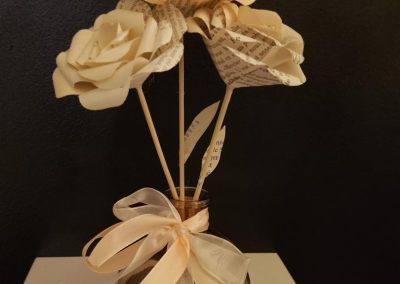 compo vase de 3 roses en papier recyclé