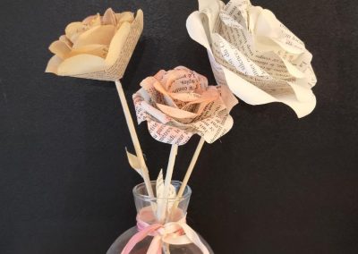 compo vase de 3 roses en papier recyclé