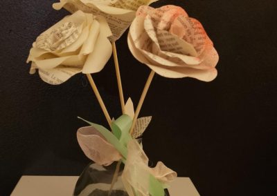 compo vase de 3 roses en papier recyclé