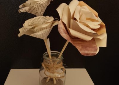 compo vase de 3 roses en papier recyclé